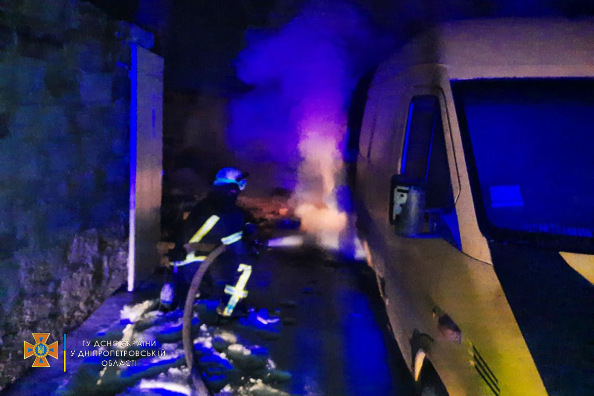 На улице Лермонтова загорелся микроавтобус