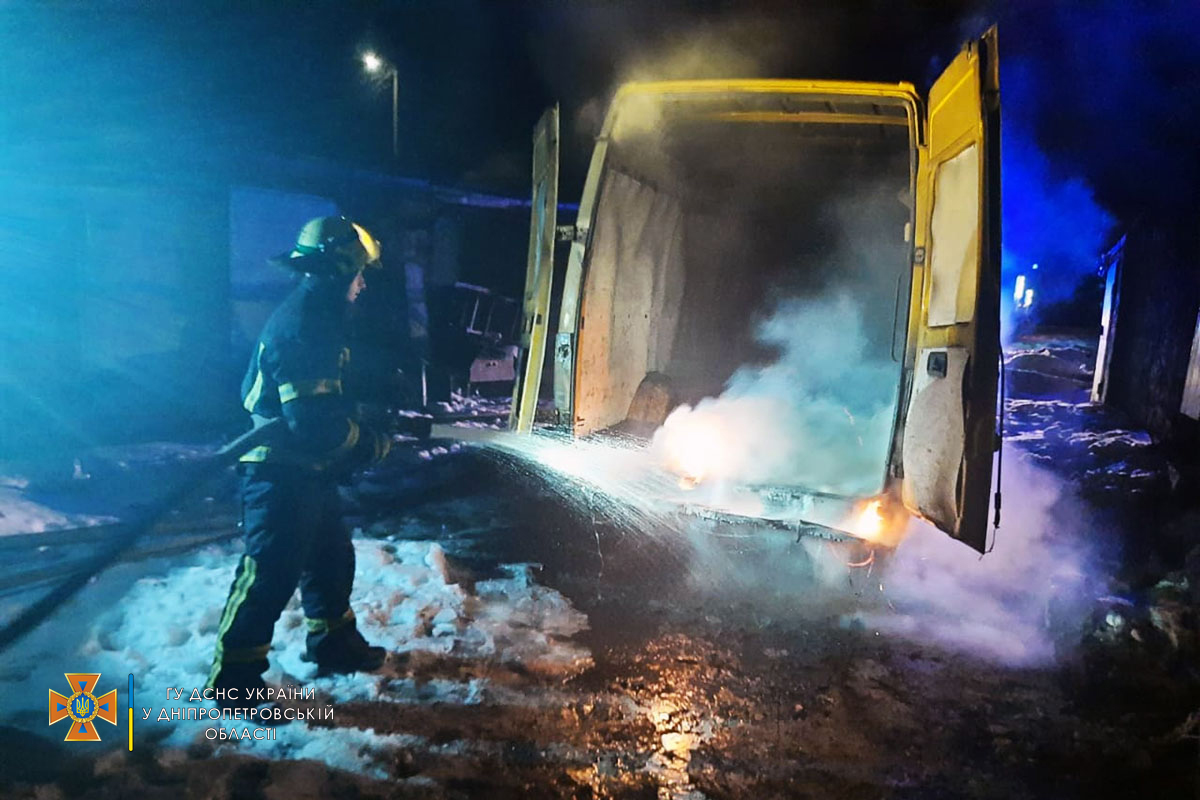 В Марганце загорелся грузовой микроавтобус Mercedes-Benz