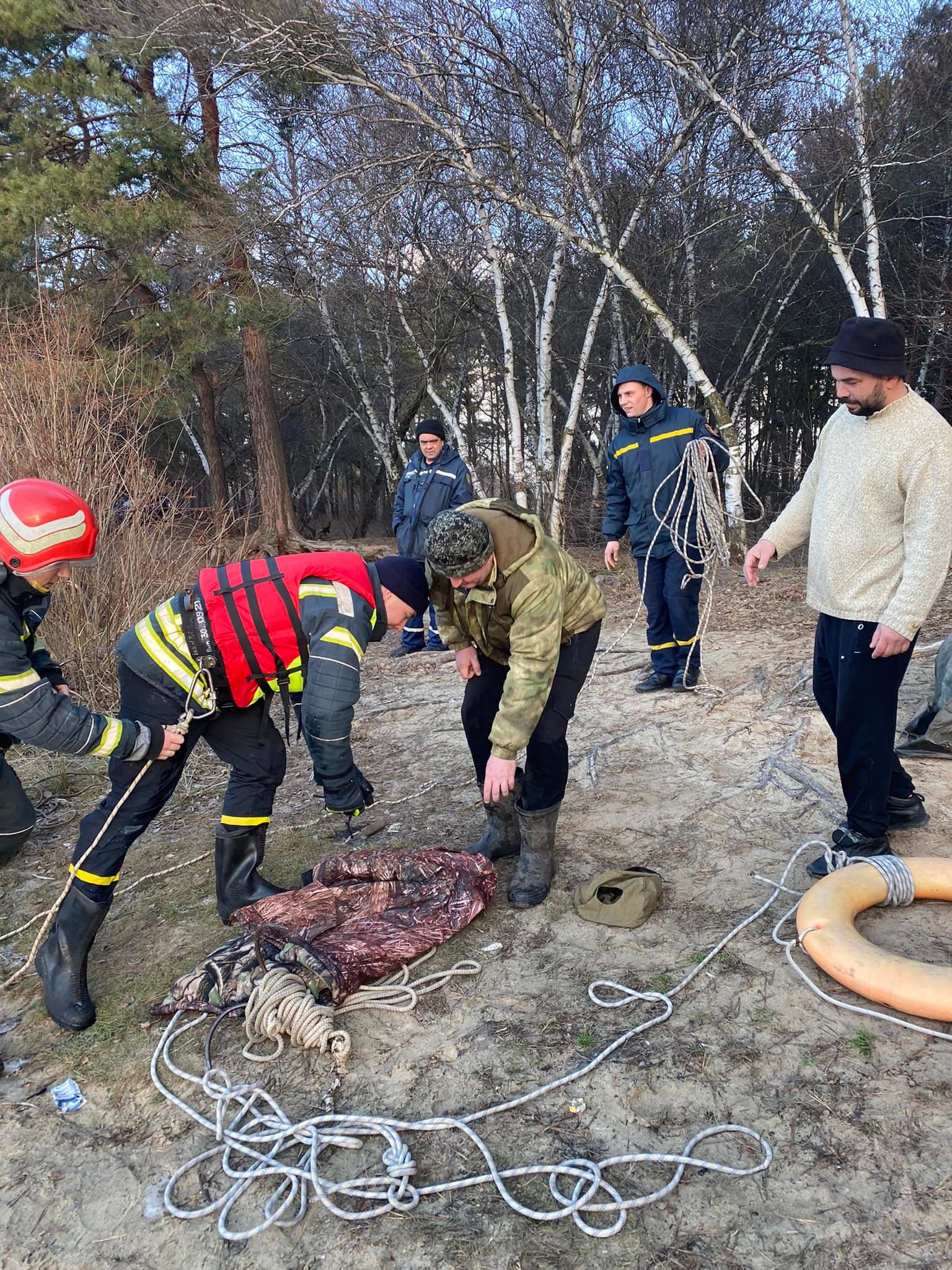 Сотрудники ГСЧС помогли мужчинам выбраться из воды на берег