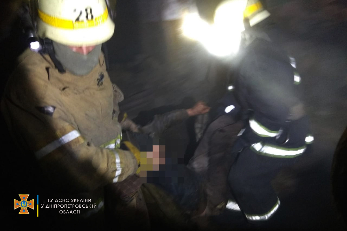 В Никополе пожарные из горящего дома спасли пенсионера