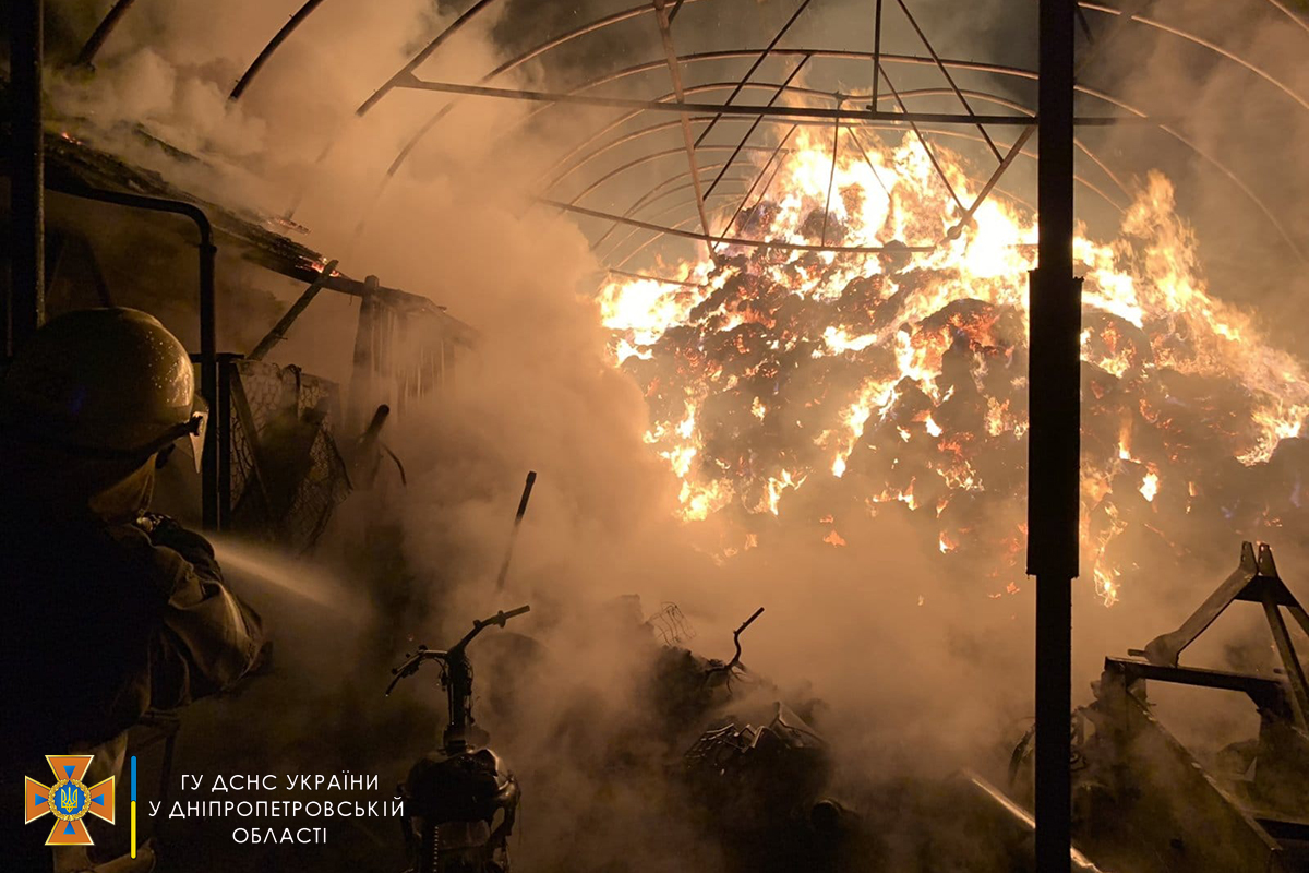 Под Никополем во время пожара сгорел трактор и три мопеда 