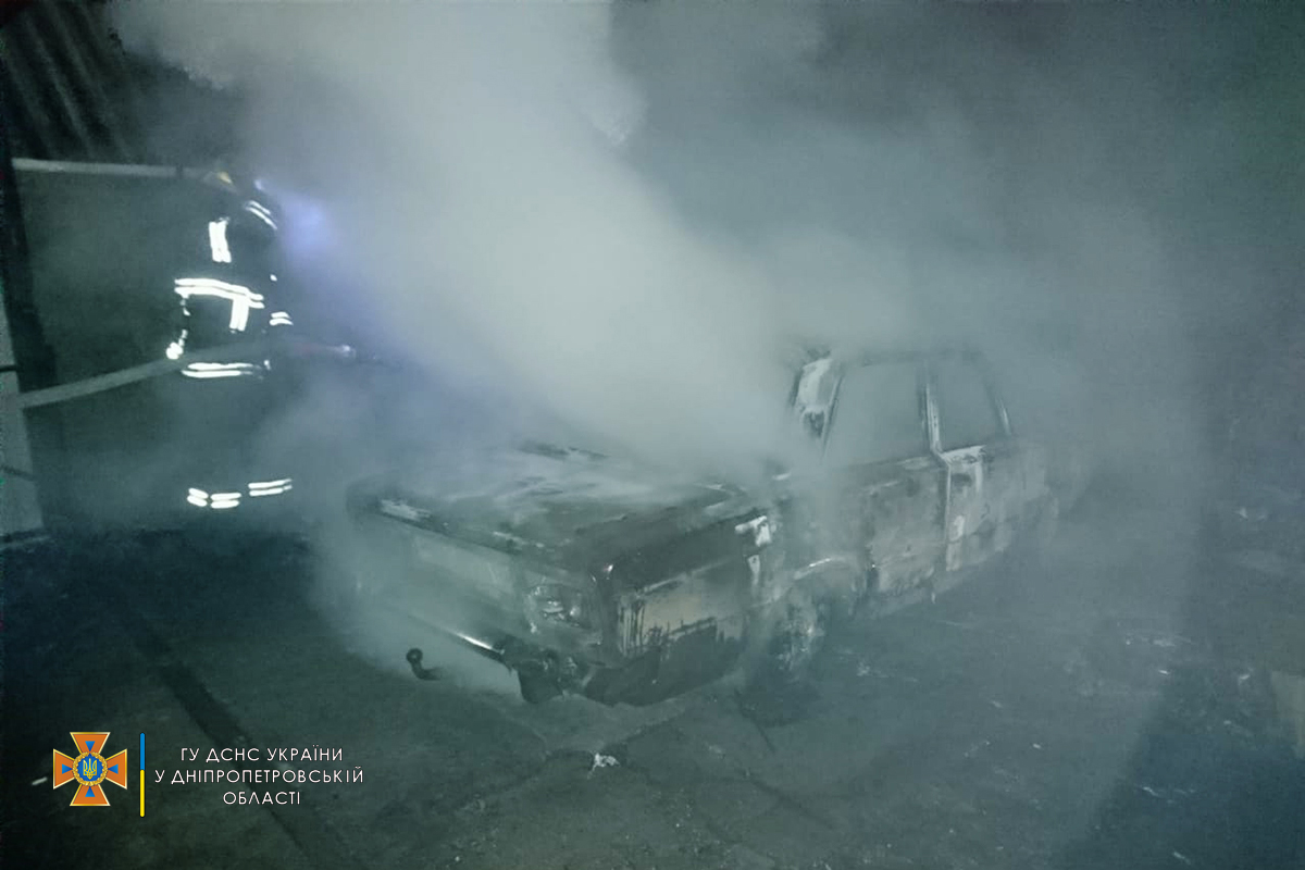 В Марганце в частном секторе сгорел автомобиль ВАЗ-2106