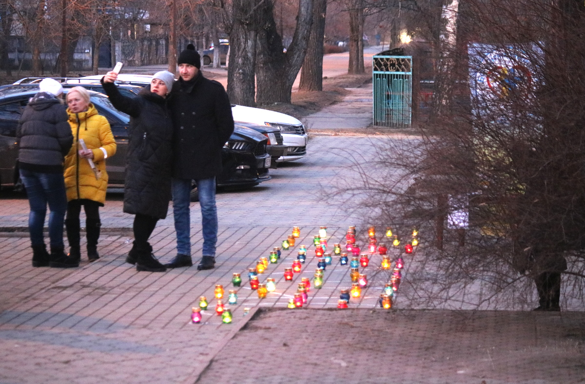 В Никополе зажгли свечи в поддержку онкобольных детей