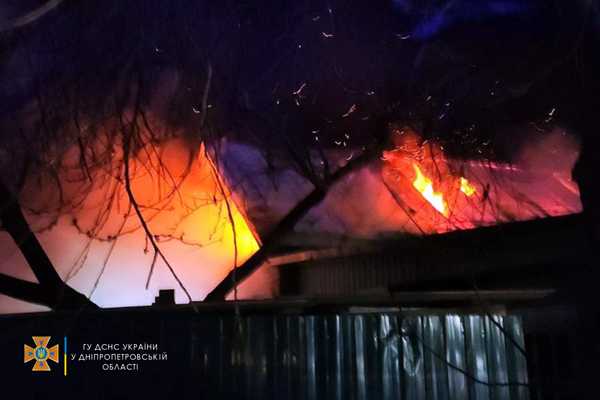 В Никополе пожар в частном доме тушили 9 спасателей 