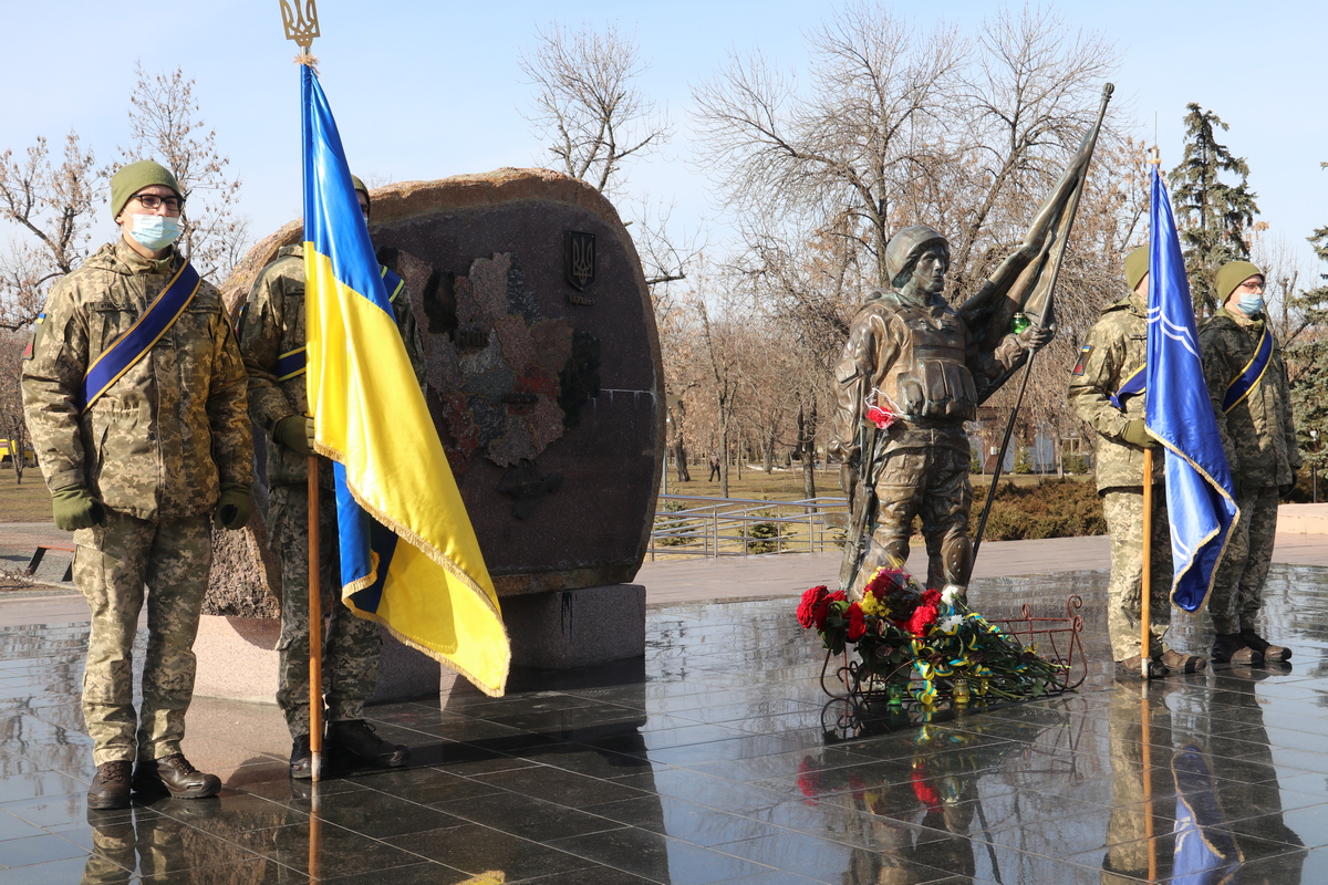 К мемориалу «Защитник Украины» возложили цветы