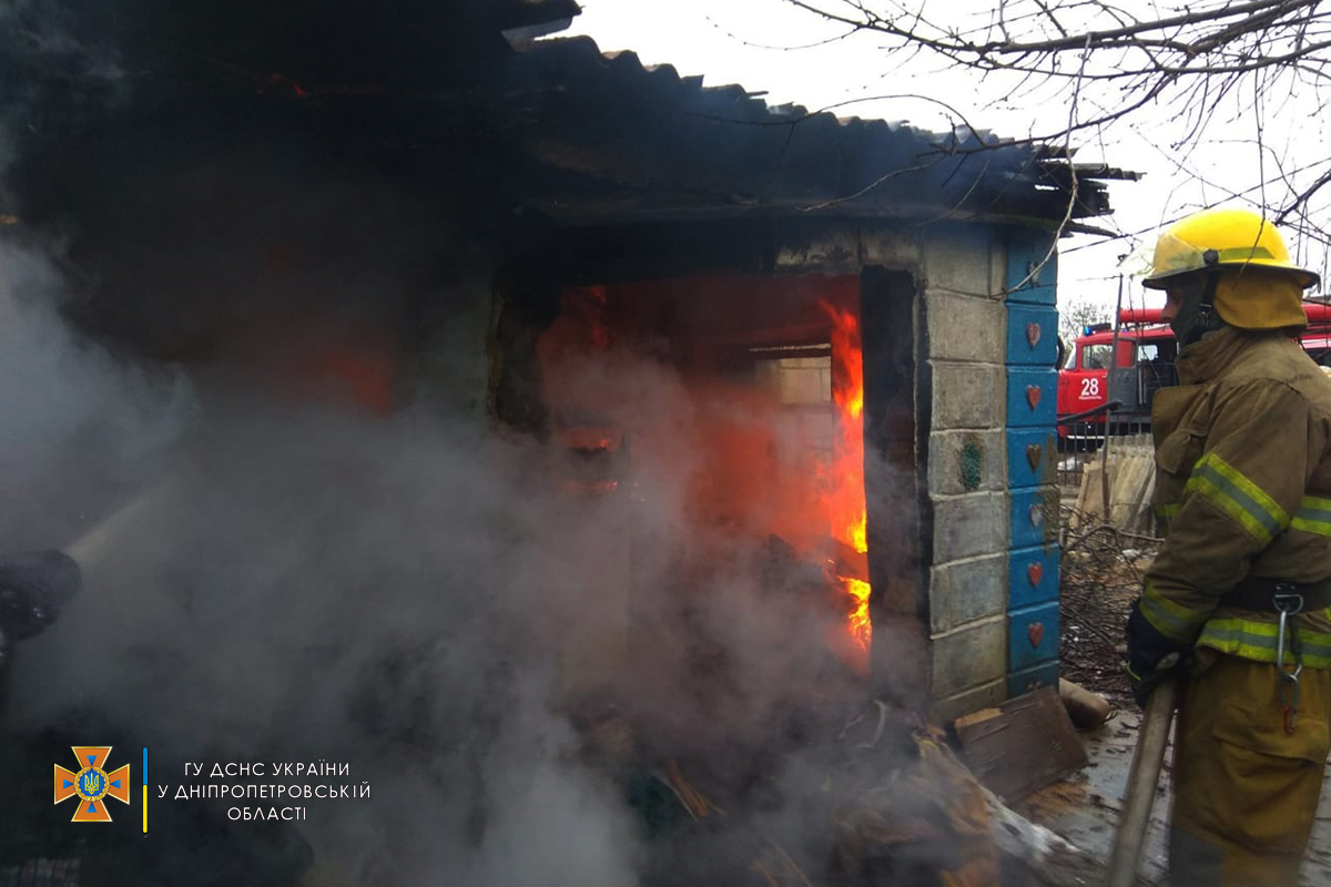 В Никополе на улице Циолковского горела хозпостройка 