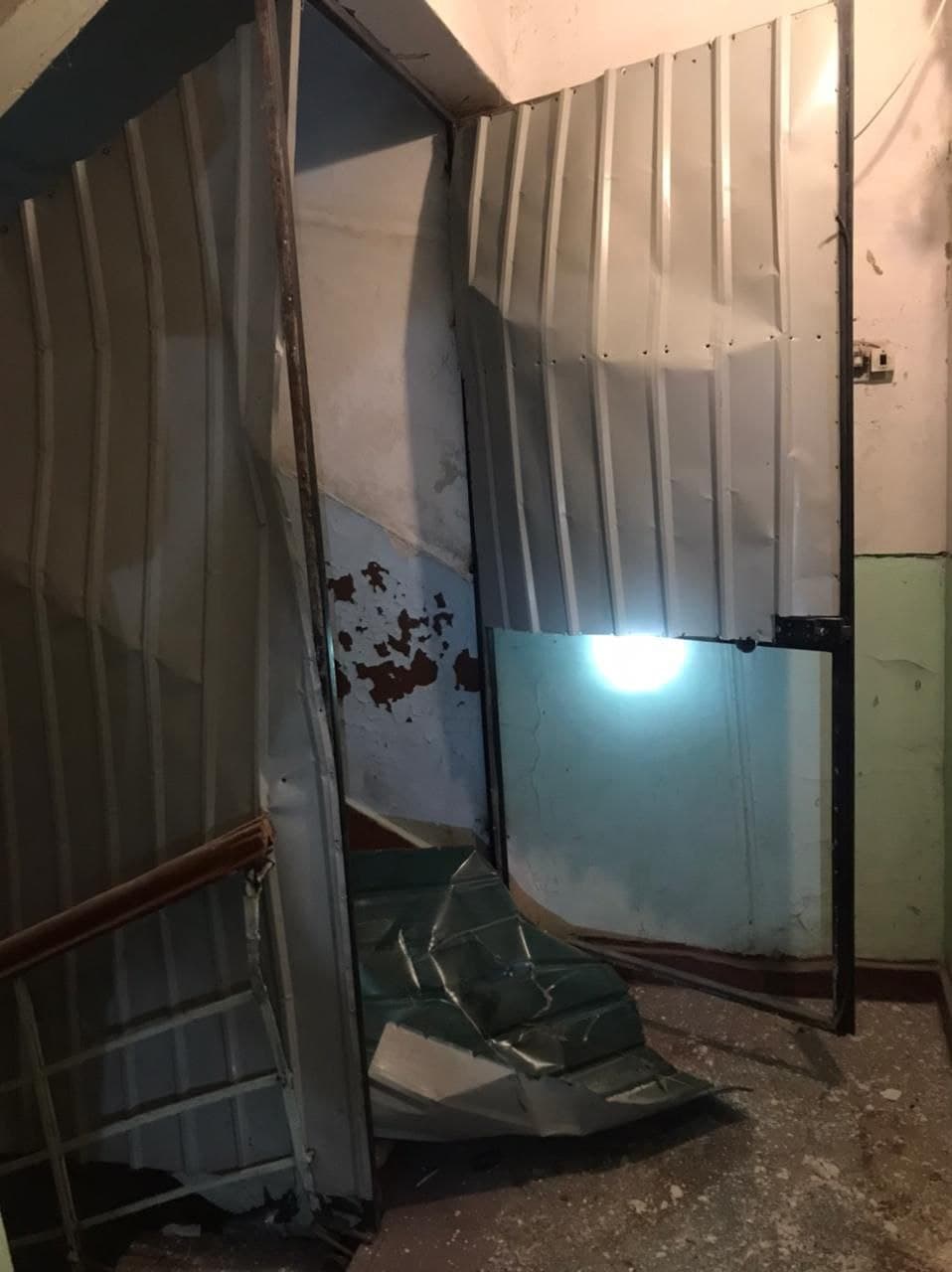 Взрывное устройство повредило стены, двери и оконные стекла