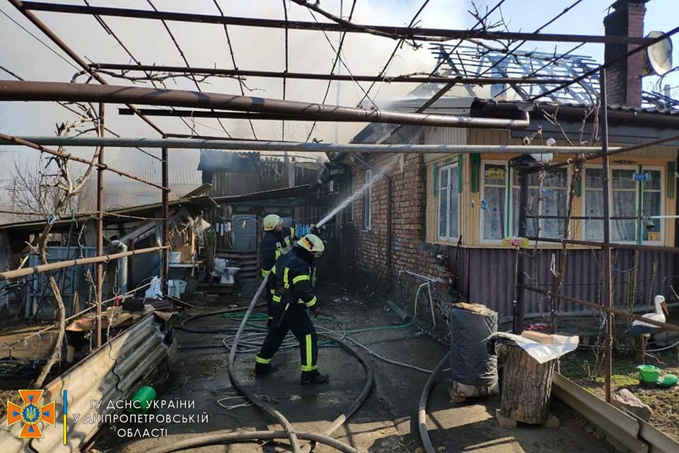 В Марганце горела крыша одноэтажного жилого дома