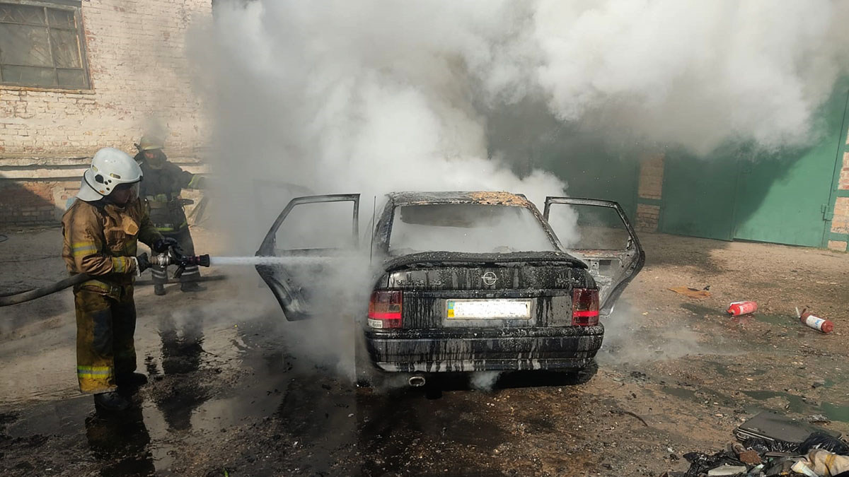 В Никополе сгорел автомобиль Opel Vectra