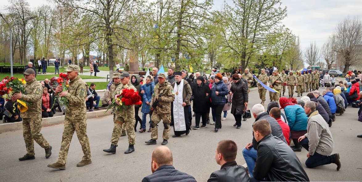 Многие пришли проститься с погибшими Героями