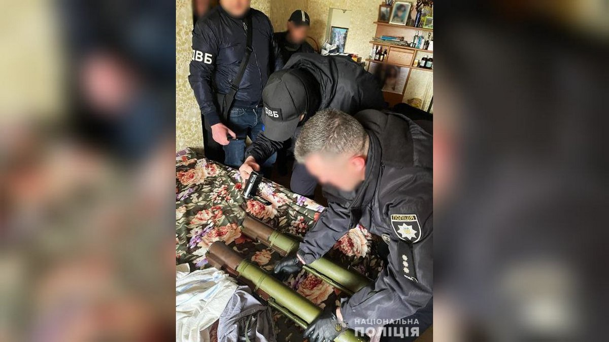 На Днепропетровщине депутат сельсовета хранил оружие и боеприпасы, полученные под видом гуманитарной помощи