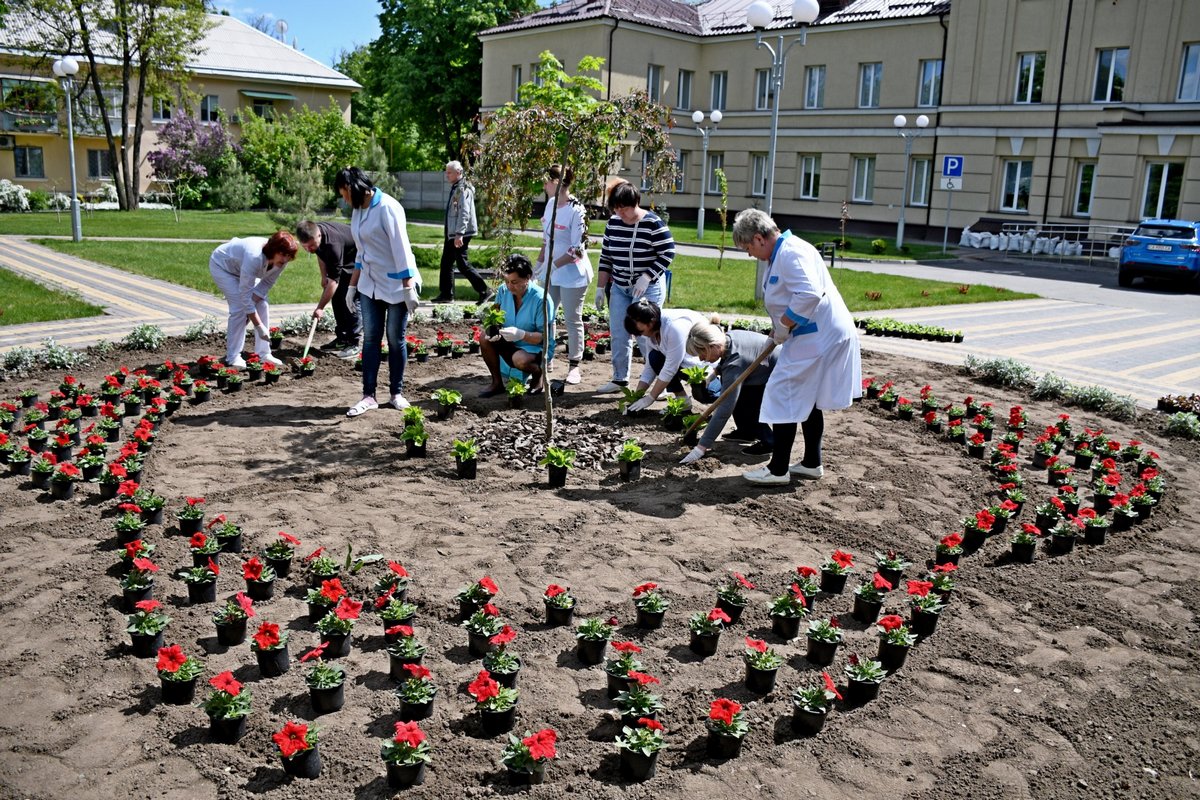 Жители Никополя подарили 1000 саженцев цветов детской больнице 