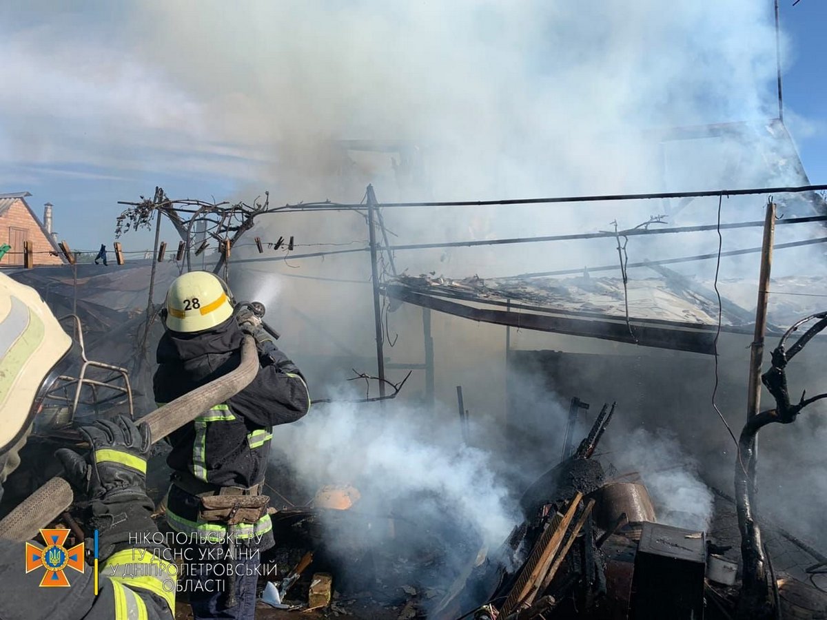 Огонь уничтожил крышу летней кухни и домашние вещи
