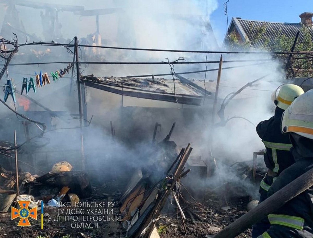 В Никополе пожар в летней кухне тушили 12 спасателей