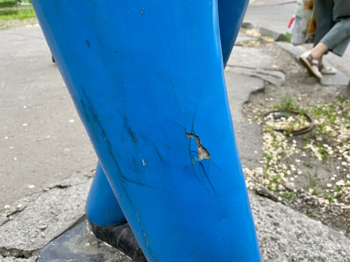 В Никополе на проспекте Трубников сломали пластикового школьника