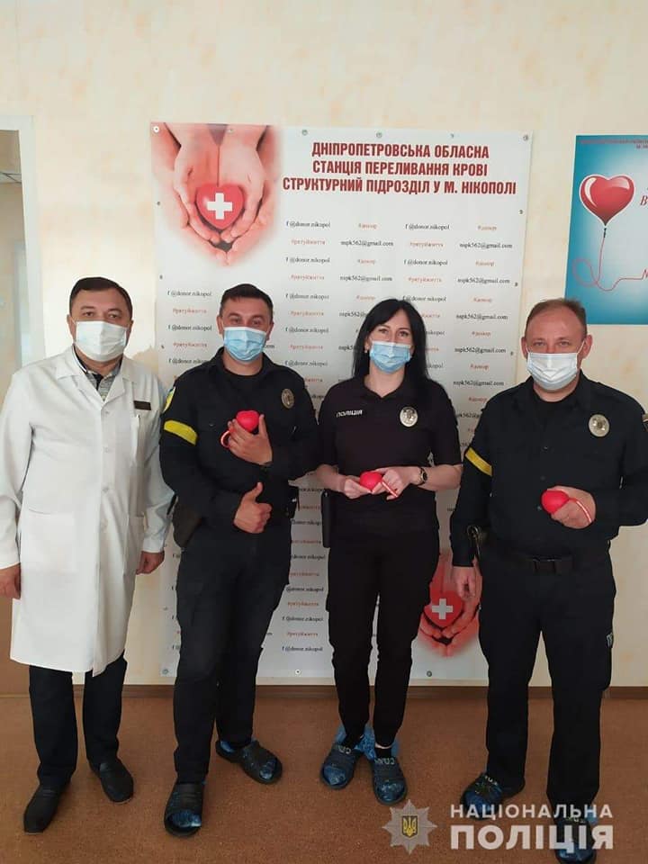 Полицейские Никопольского района стали донорами крови для военных ЗСУ 