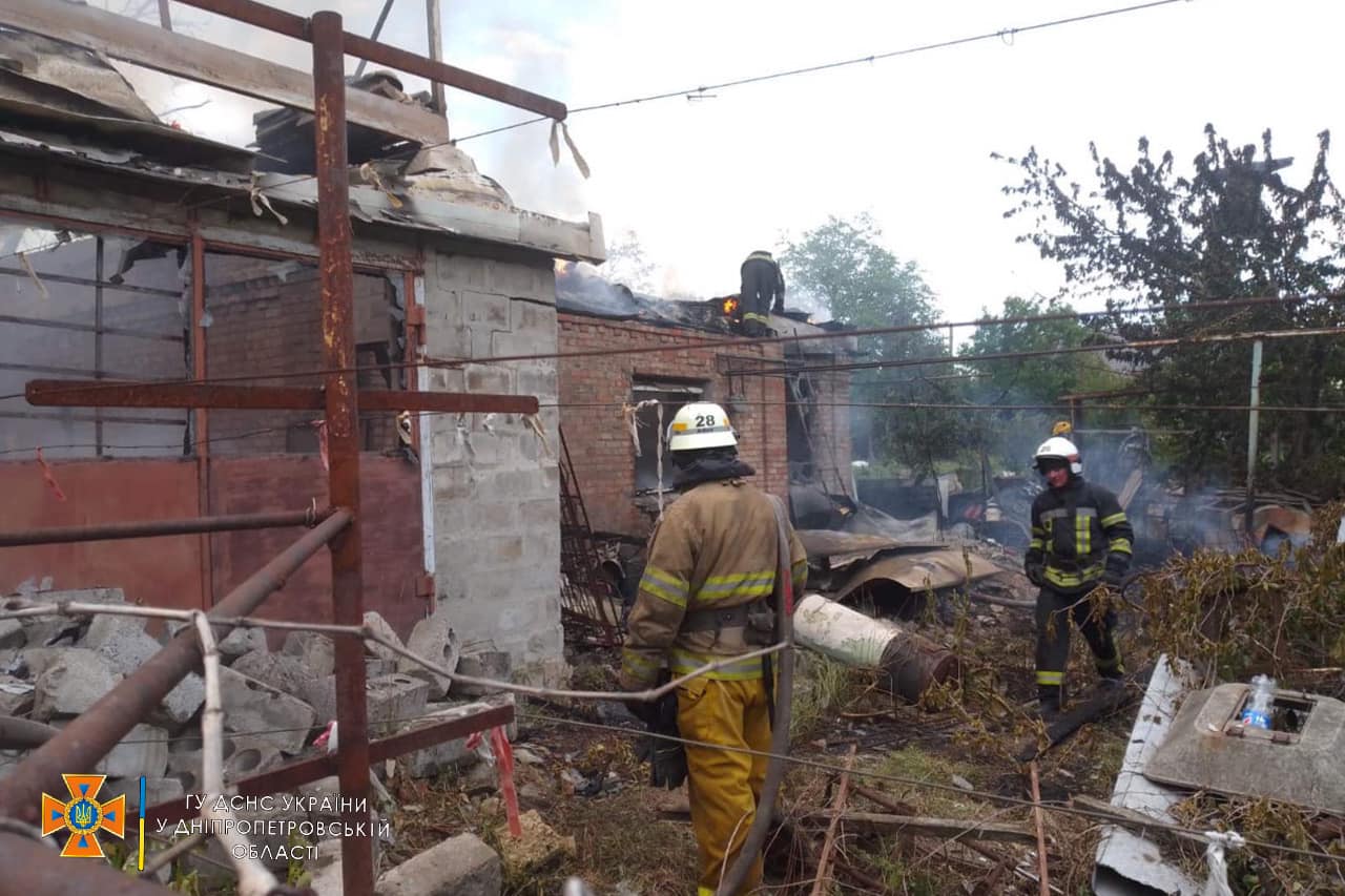 В Никополе на улице Грушевского сгорел дом, 8 авто, 2 мопеда, 2 велосипеда и лодка