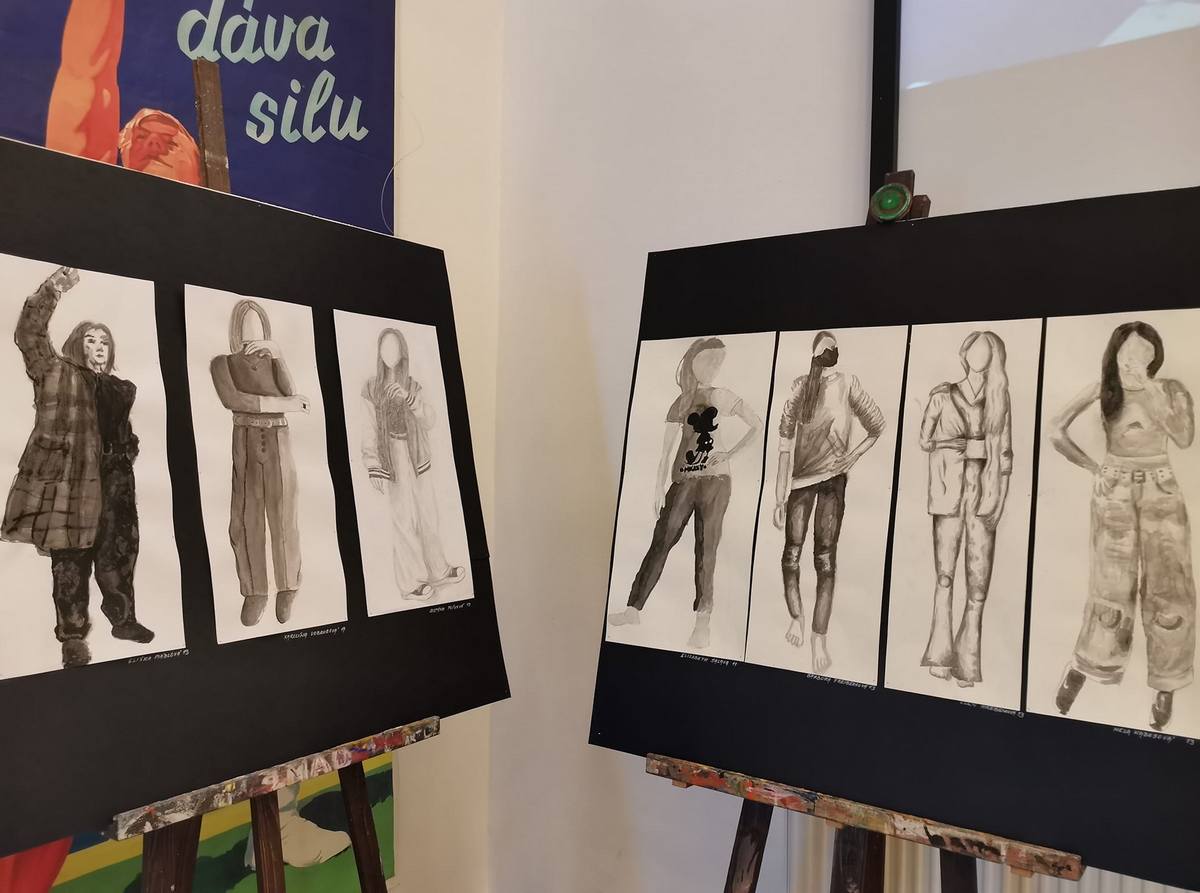 Школярка з Нікополя представила свої малюнки на виставці у Чехії
