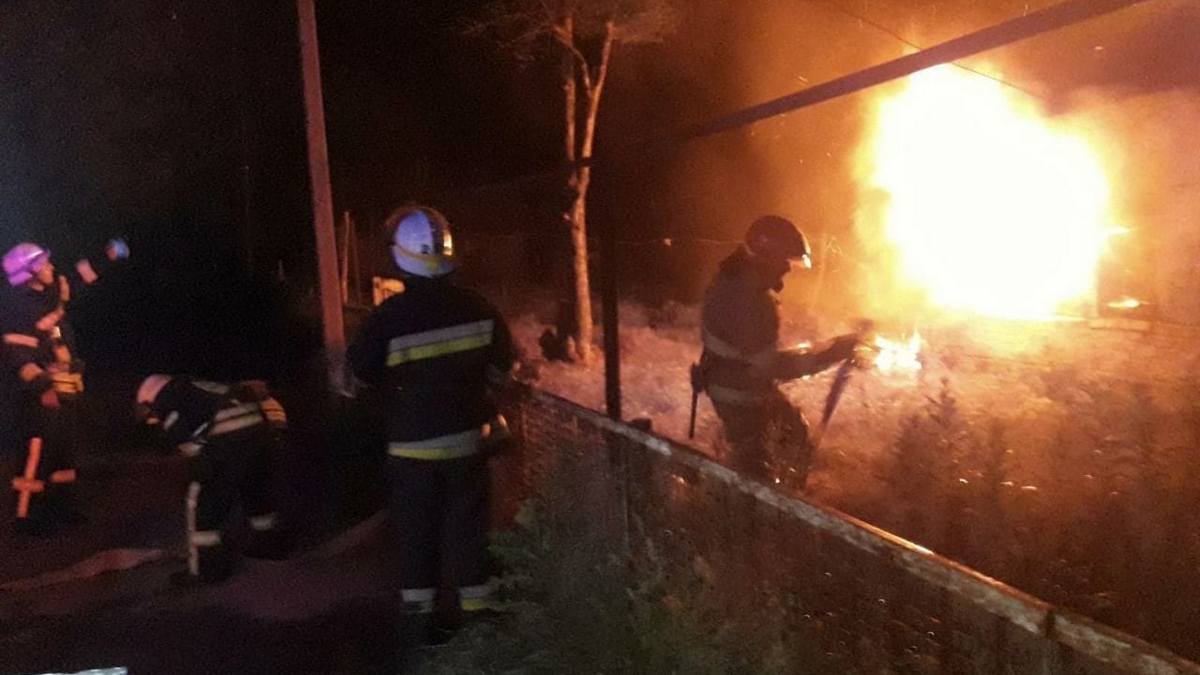 У селі під Нікополем горіла приватна оселя: пожежу гасили 