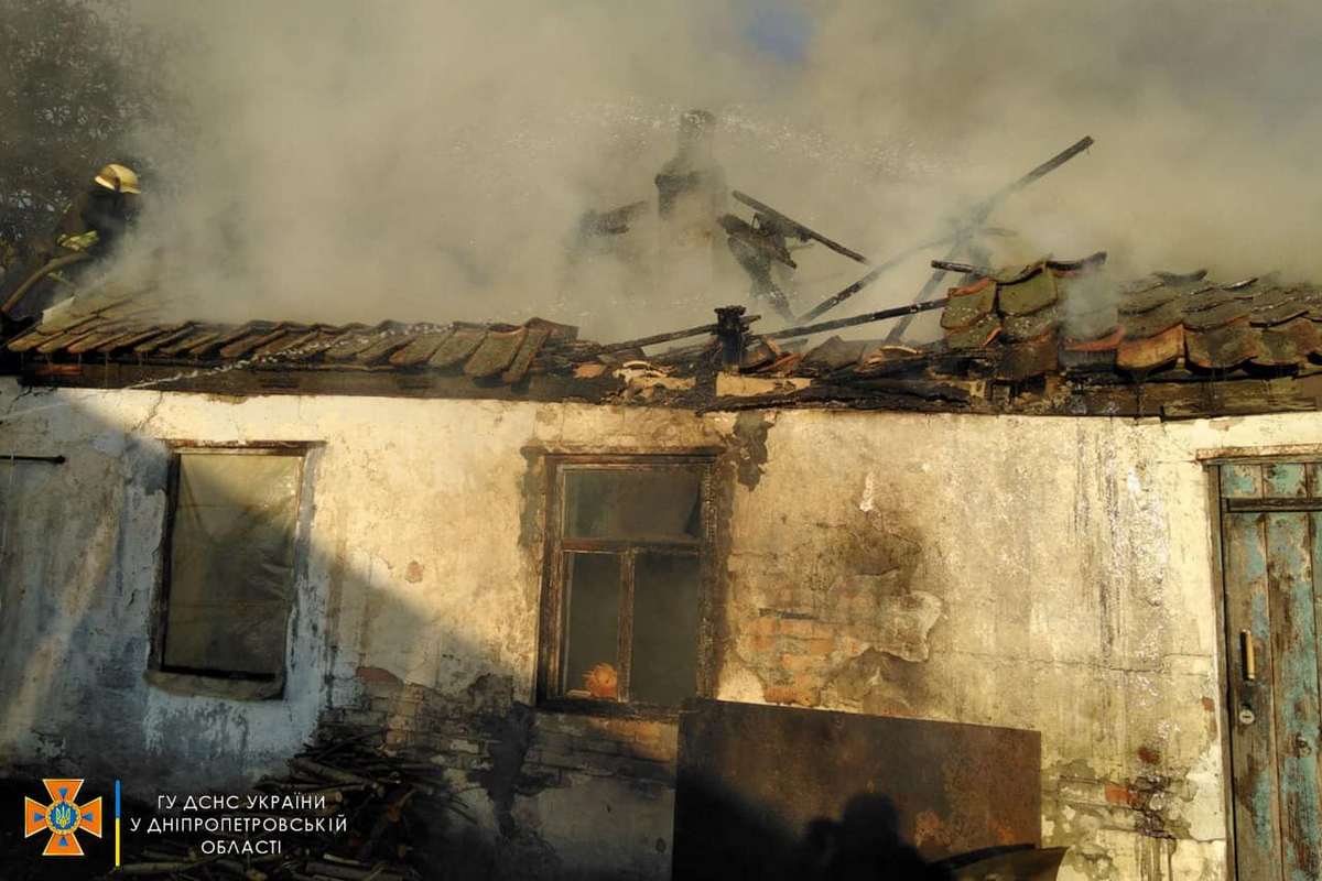 У Нікополі горіла господарська споруда: пожежу загасили 
