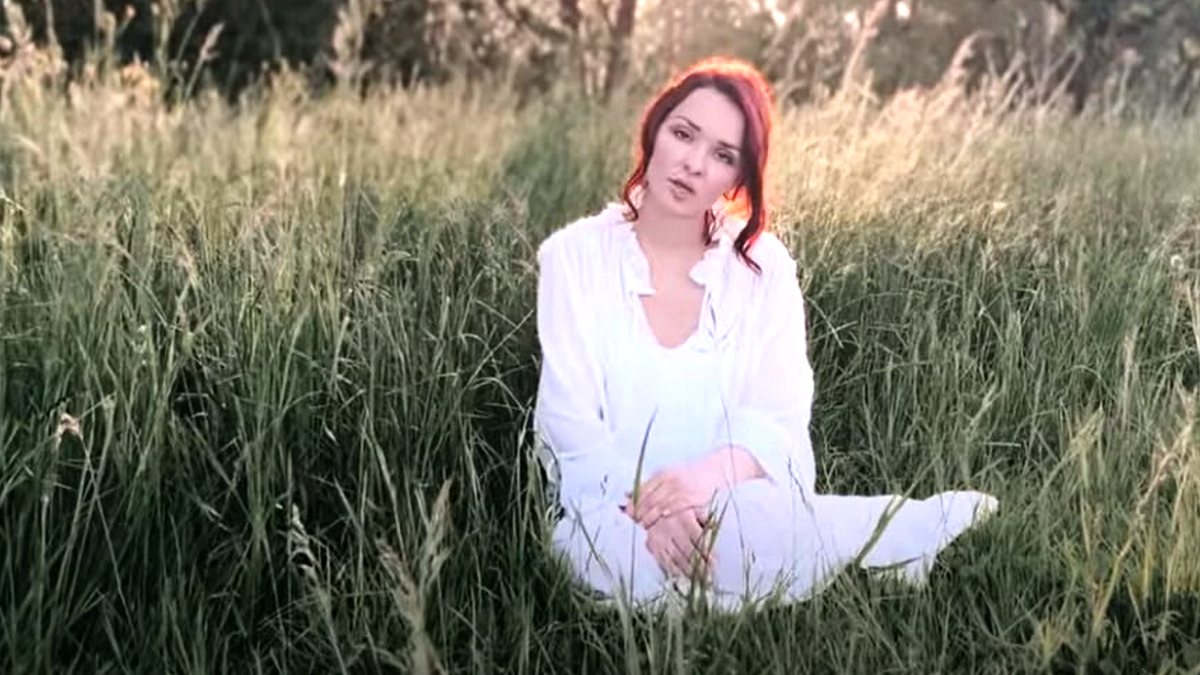 Олександра Журба, народжена в Нікополі, видала нову пісню