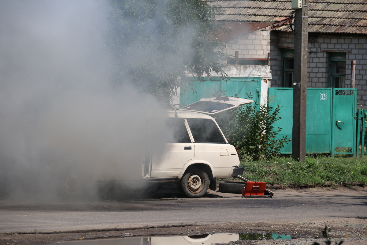 У Нікополі на ходу загорівся автомобіль ВАЗ-2104