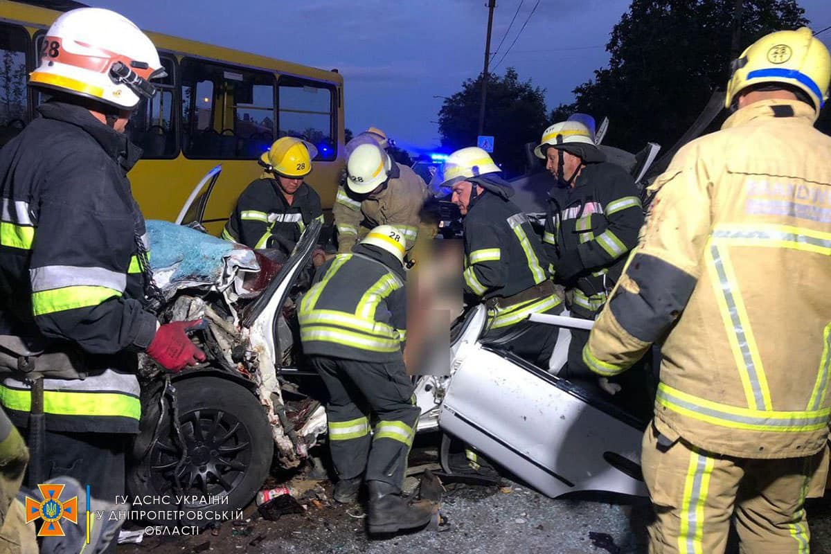 В Нікополі рятувальники деблокували з понівеченої автівки тіло загиблого водія 
