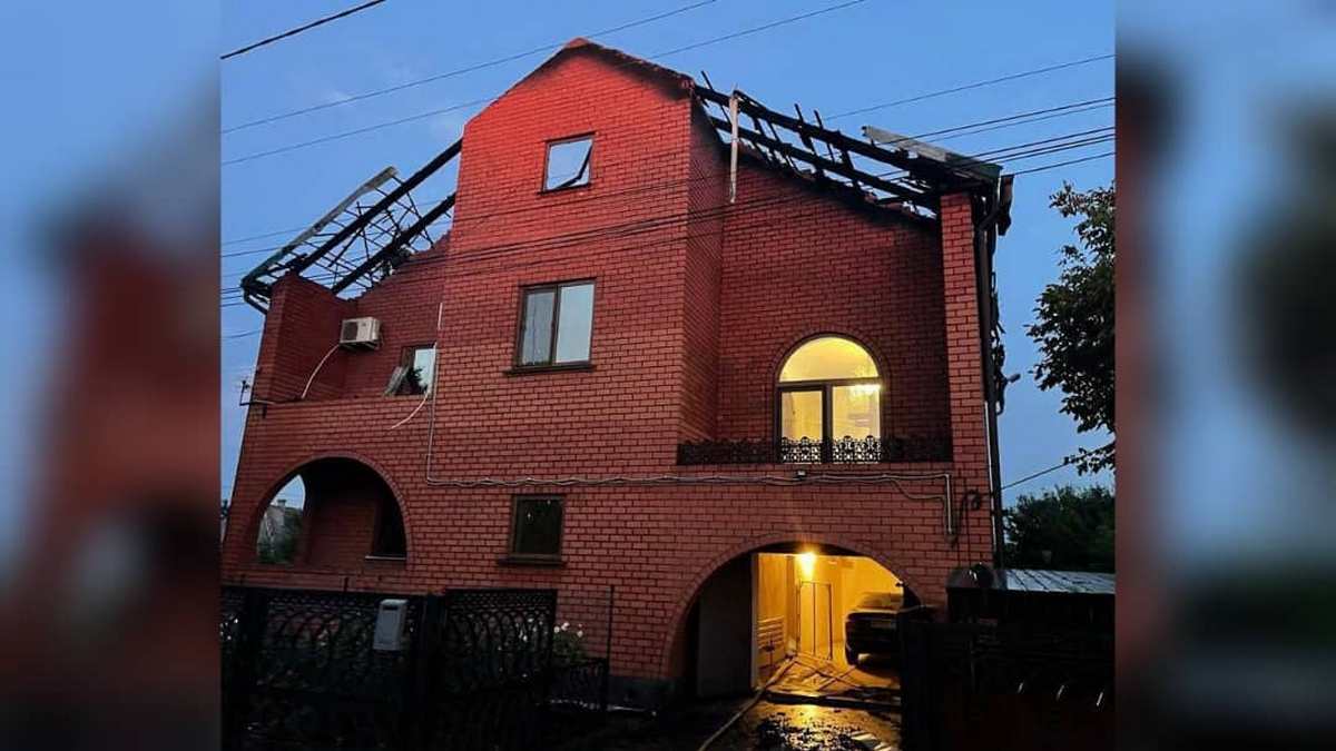 Після обстрілів у Нікополі пошкоджено десятки будинків