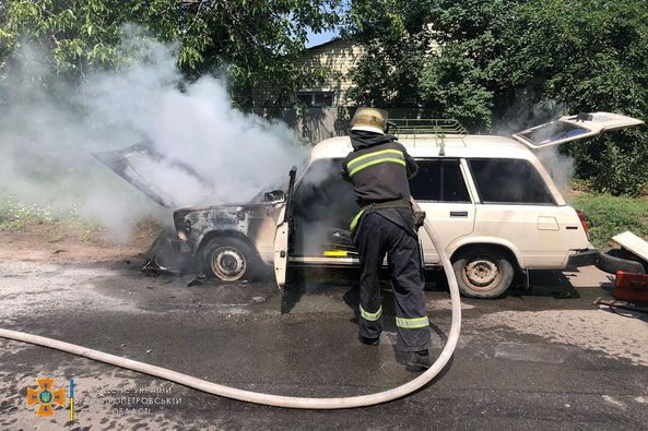Пожежа виникла під капотом автомобіля