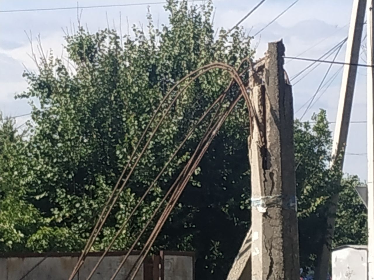 У Нікополі на вулиці Некрасова на узбіччя впали дві опори електромереж