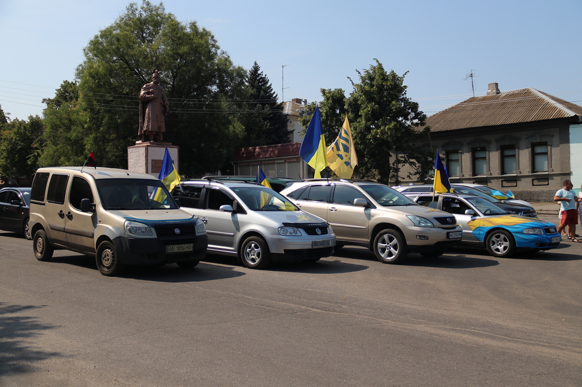 Автолюбителі зібрались на площі Богдана Хмельницького 