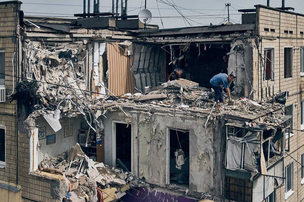 Світлини зруйнованого будинку у Нікополі опублікував Володимир Зеленський в соцмережі