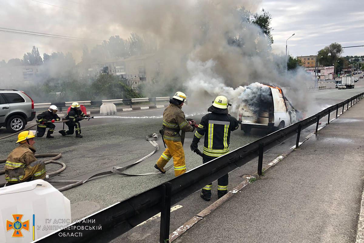 Під час руху на горбатому мості загорілась автівка 