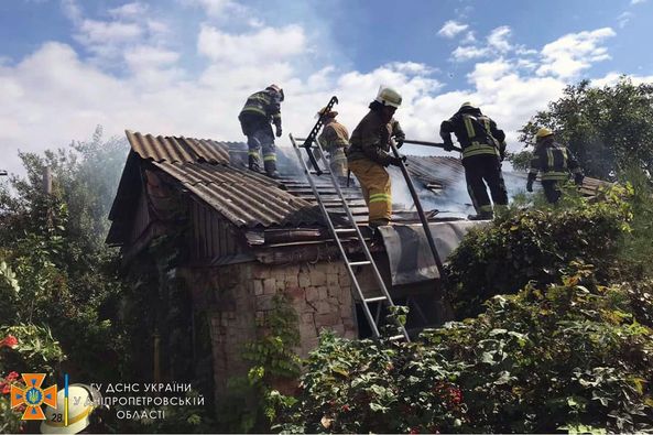 У Нікополі 13 рятувальників погасили пожежу у приватному будинку