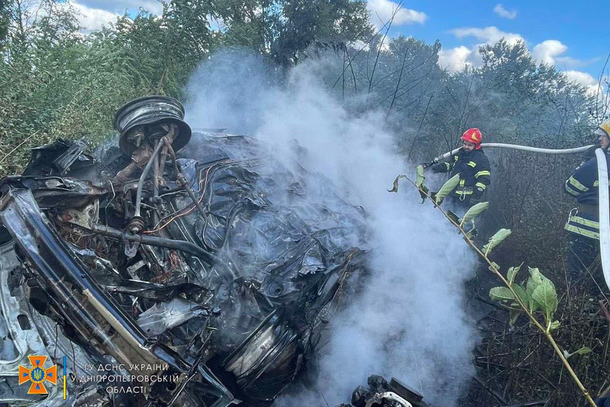На Дніпропетровщині в автомобілі заживо згоріли троє людей