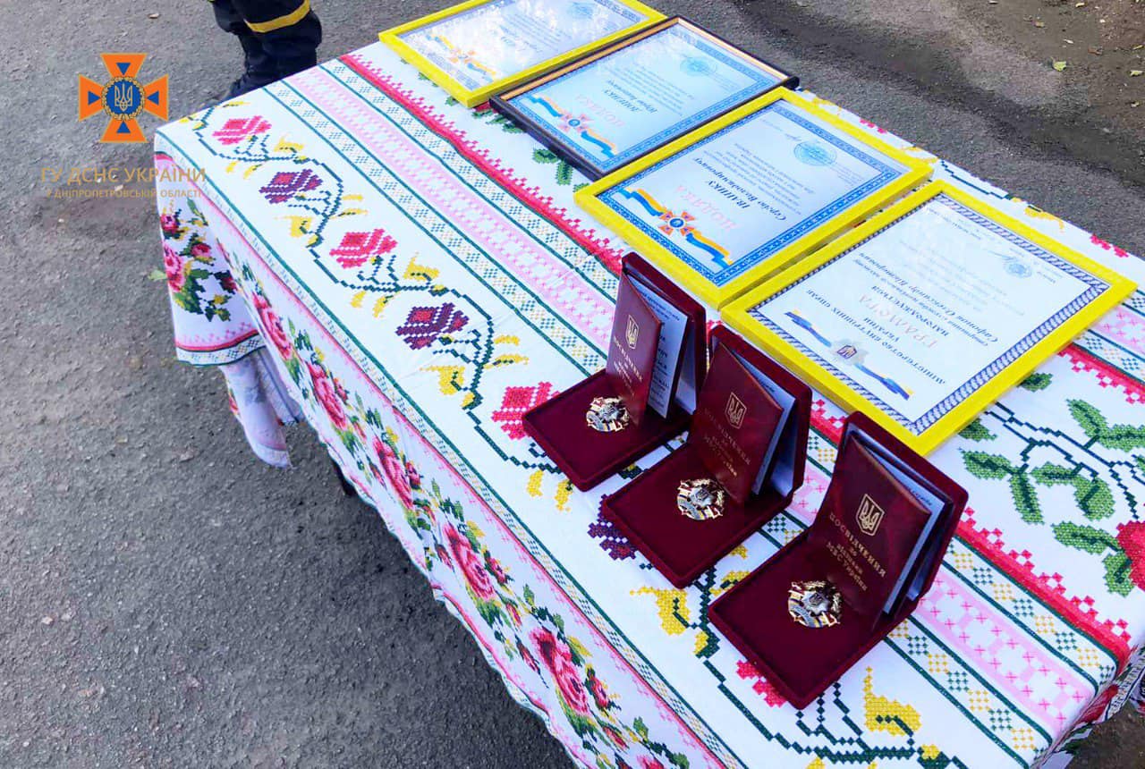 Рятувальників Нікополя та району нагородили медалями «За відзнаку та за відвагу в службі»
