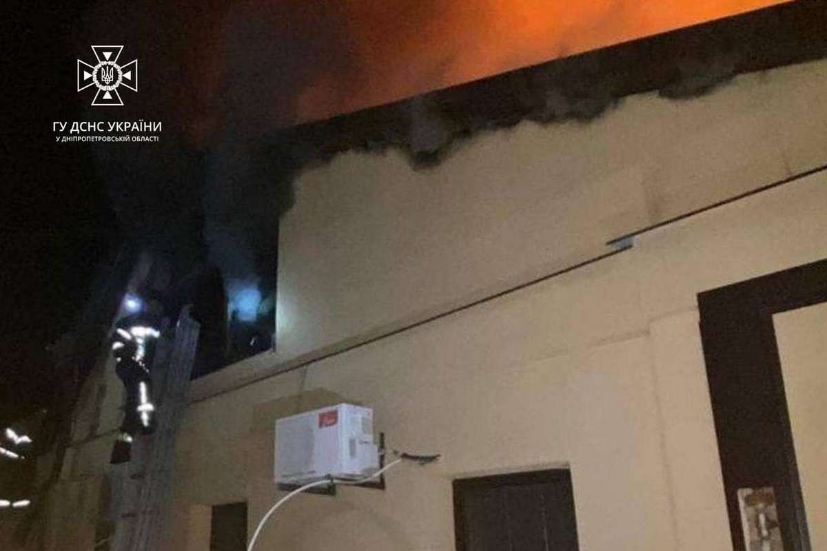 В Нікополі через ворожий обстріл сталась пожежа у приватному будинку