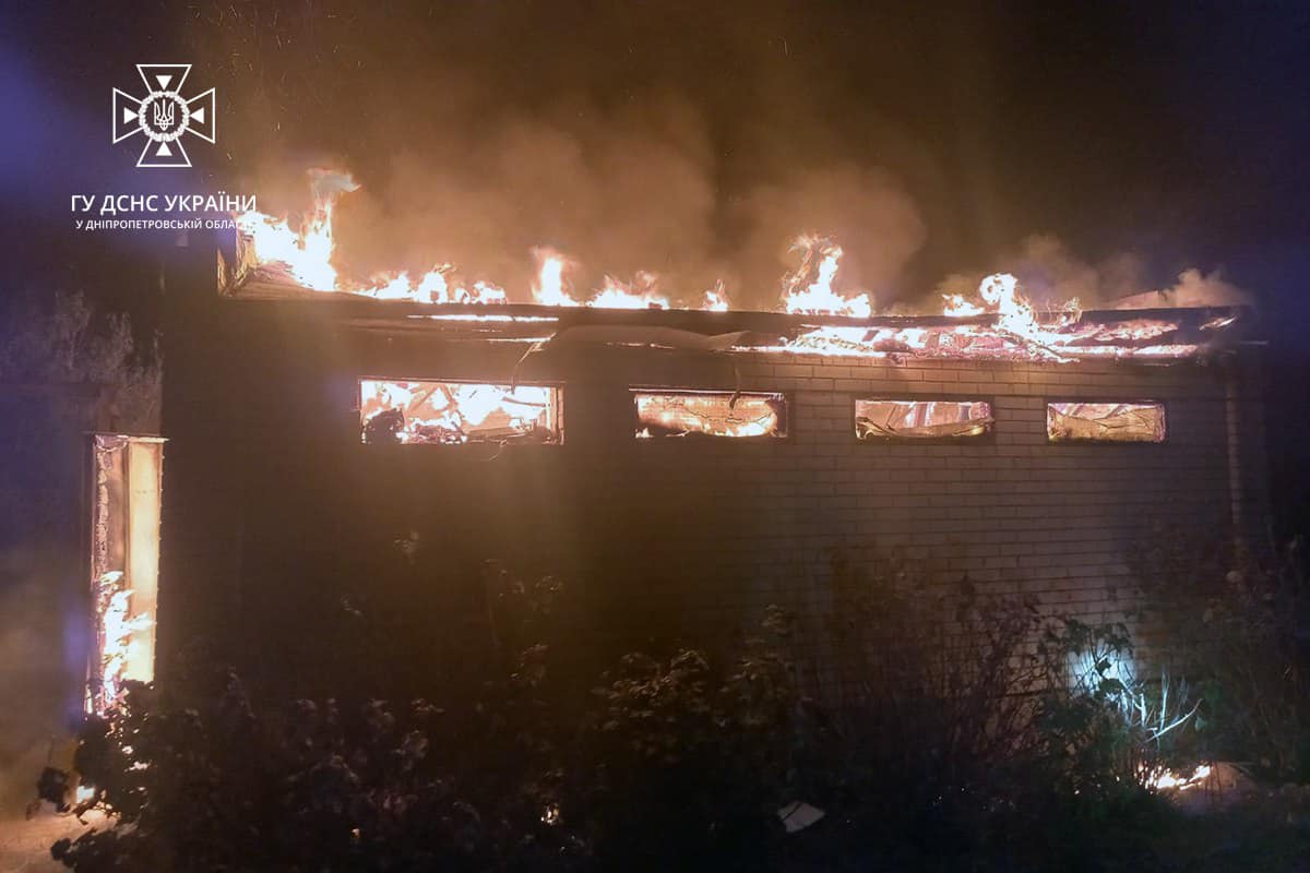 В Нікополі пожежу в гаражі ліквідовували 15 рятувальників 