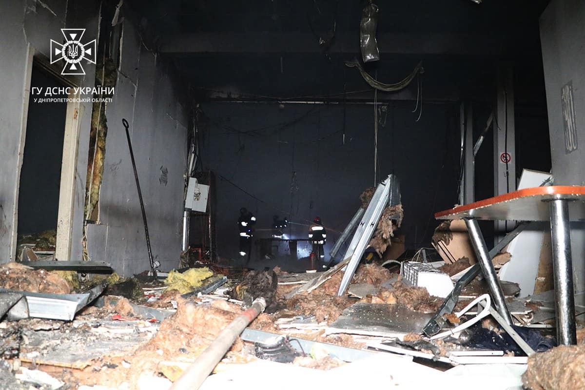 Внаслідок ворожої атаки 39 рятувальників гасили полум'я на логістичному підприємстві у Дніпрі