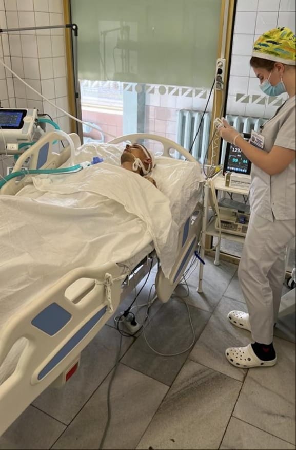 У лікарні Мечникова реанімують 35-річного захисника