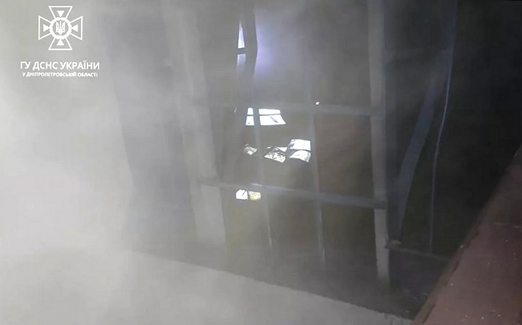 В Нікополі 14 рятувальників гасили пожежу у квартирі