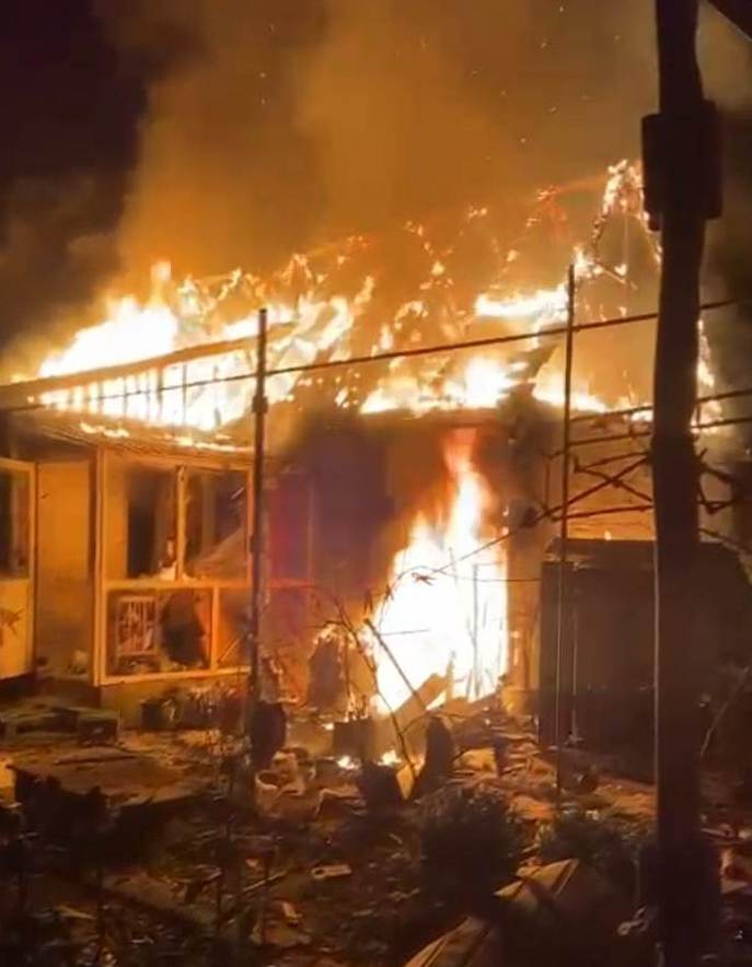 Вночі 32 рятувальника за допомогою 7 пожежних машин гасили вогонь у Нікополі 