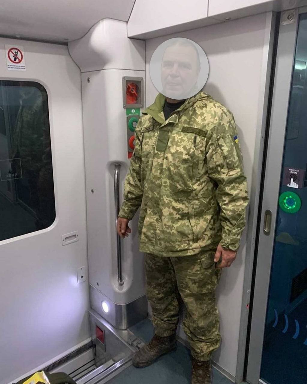 У потязі з Дніпра до Києва пасажири вигнали військового у тамбур