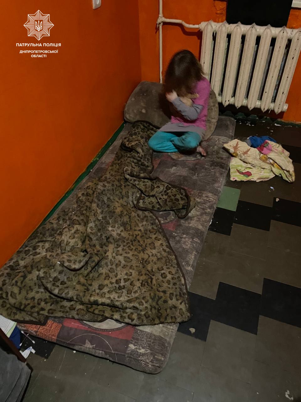 Шістьох дітей виявили патрульні в одній із квартир на Дніпропетровщині 