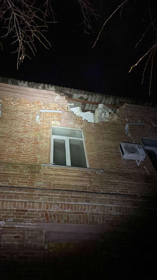 В будинках зруйновані дахи, стіни, покрівля, повилітали вікна та шибки