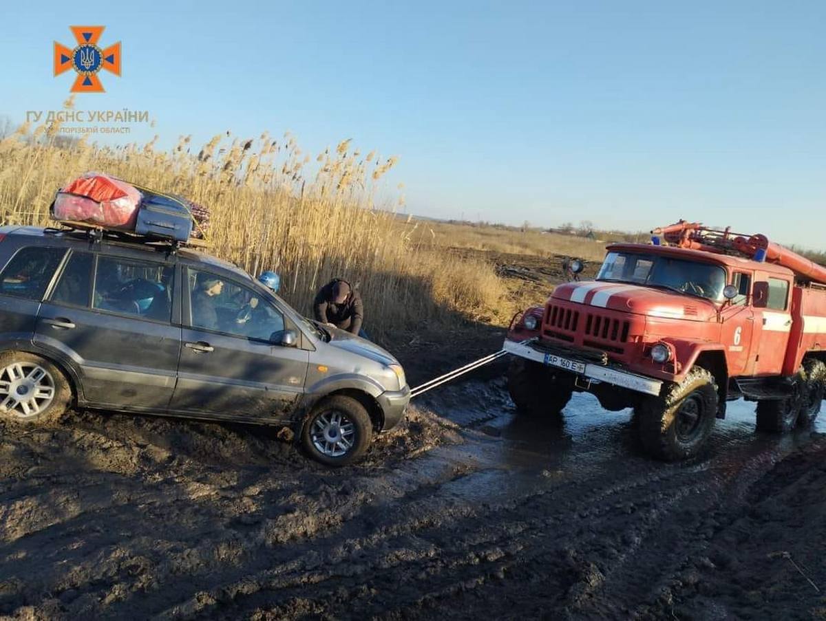 У Василівському районі рятувальники витягнули з розмитої дороги 14 автівок 