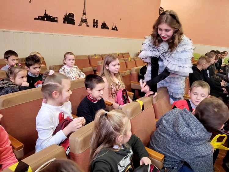 Діти з Нікополя побачили «Красуню і Чудовисько» у Поркові 