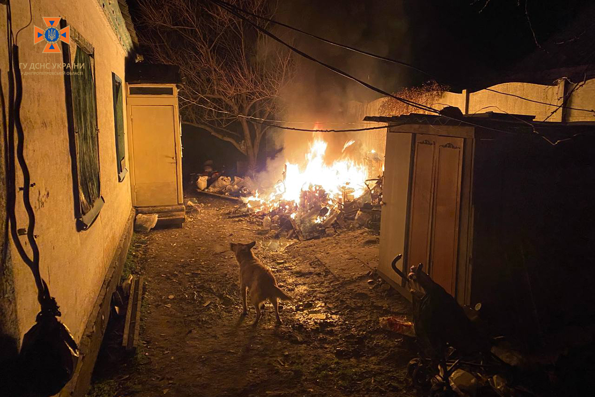На Дніпропетровщині протягом ночі надзвичайники ліквідували три пожежі 