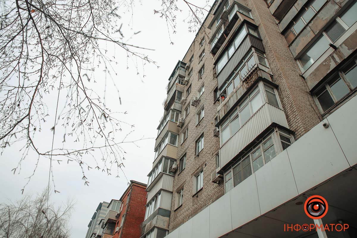 На Дніпропетровщині літній чоловік випав з вікна на 8 поверсі 