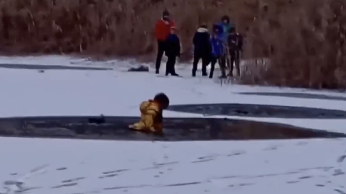 На Дніпропетровщині 12-річня дівчинка провалилась під лід